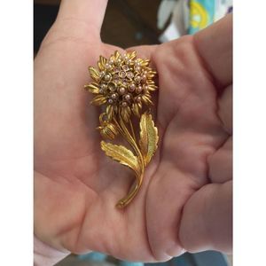 Vintage Oscar de la Renta pink rhinestone faux pearl brooch pin